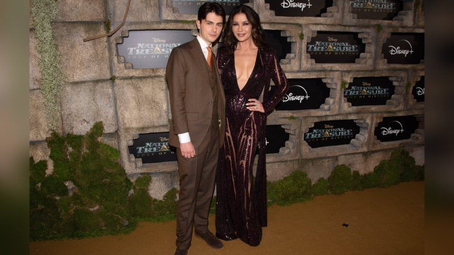 Dylan Douglas mit seiner Mutter Catherine Zeta-Jones in Los Angeles. (eee/spot)