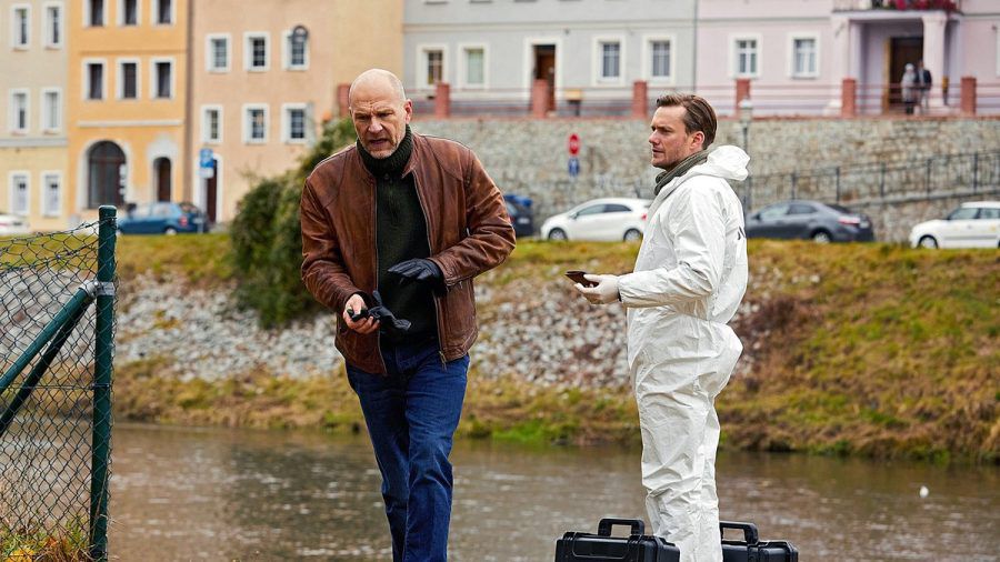 "Wolfsland: Das dreckige Dutzend": Butsch (Götz Schubert, l.) ist schon fertig mit dem Tatort bevor Böhme (Jan Dose) überhaupt angekommen ist. (cg/spot)