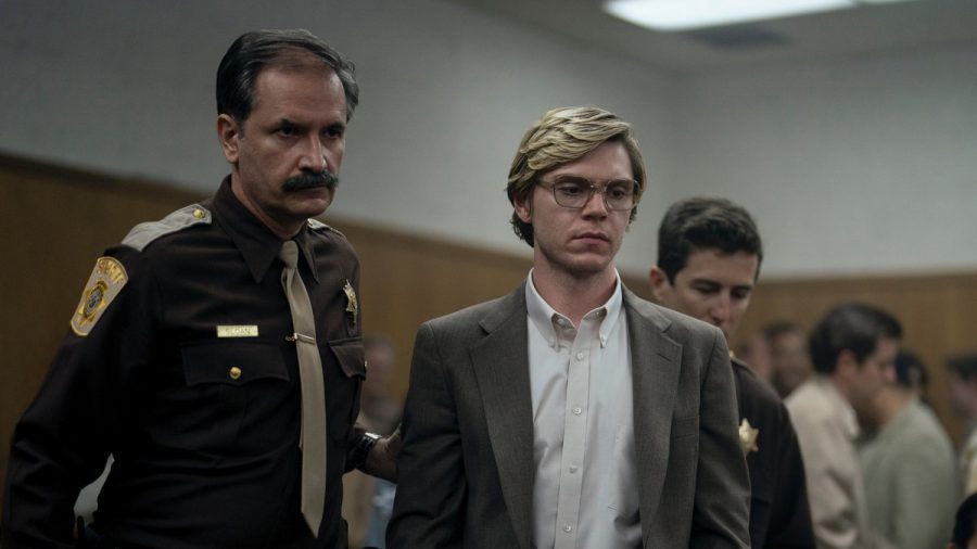 Evan Peters (m.) als Jeffrey Dahmer in der Netflix-Serie "Dahmer - Monster: Die Geschichte von Jeffrey Dahmer". (wue/spot)