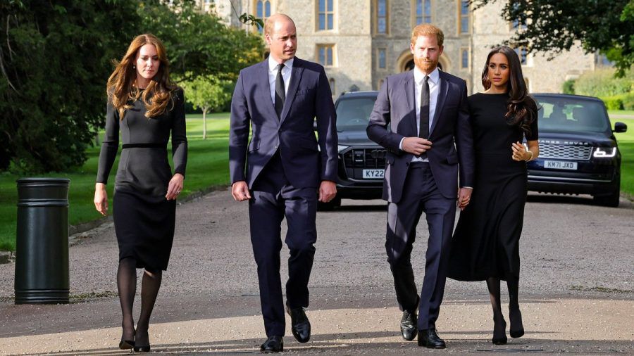 Prinz William und Prinzessin Kate (l.) neben Prinz Harry und Herzogin Meghan. (wue/spot)