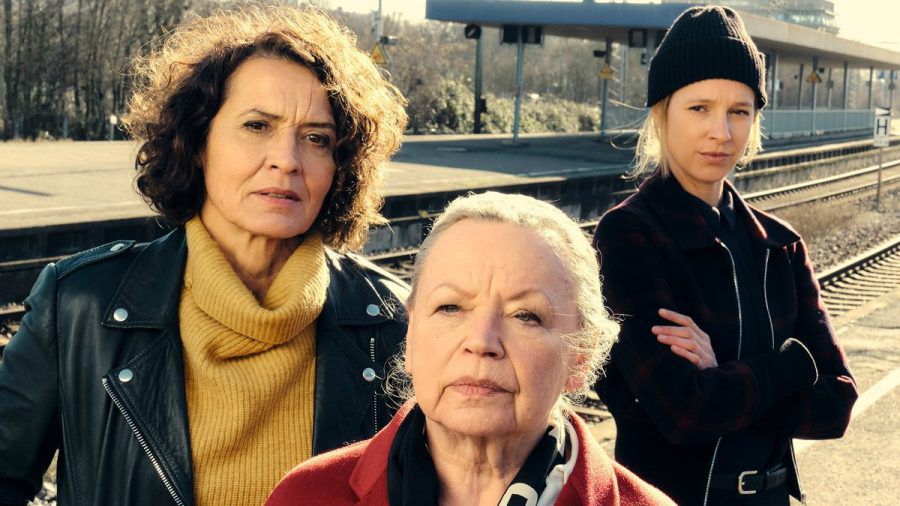 "Tatort: Lenas Tante": Lena Odenthal (Ulrike Folkerts, l.) mit Johanna Stern (Lisa Bitter, r.) und Nikola Odenthal (Ursula Werner). (cg/spot)