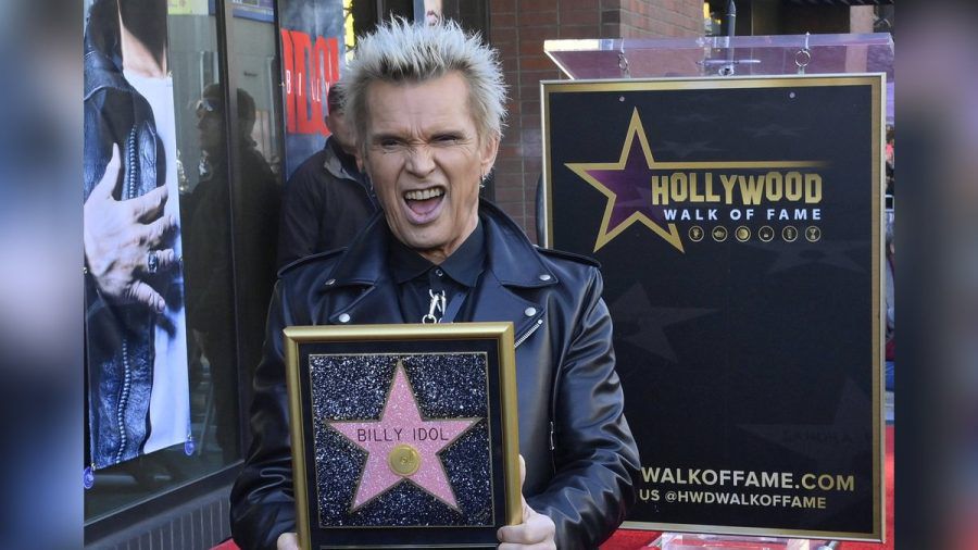 In gewohnter Pose feierte Rocker Billy Idol seinen Stern auf dem Walk of Fame. (stk/spot)