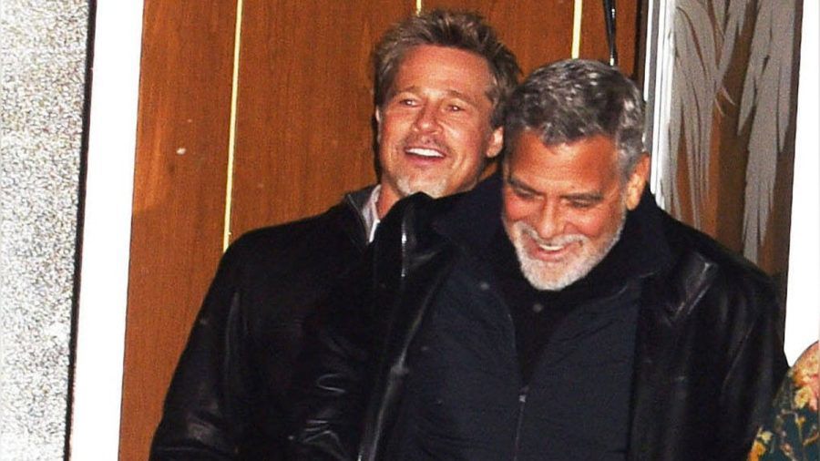 Großartige Stimmung: Am Set ihres neuen Films "Wolves" haben Brad Pitt (li.) und George Clooney (re.) sichtlich Spaß. (jer/spot)