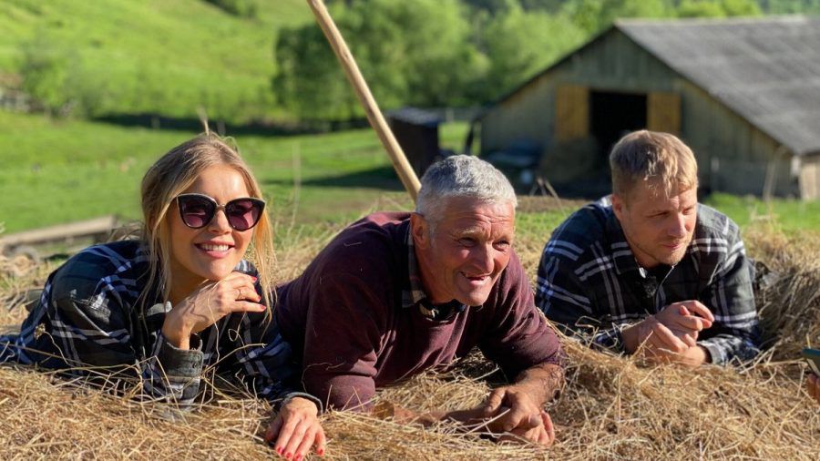 Laura Karasek und Oliver Pocher (r.) auf einer Käse-Alm in Rumänien. (smi/spot)