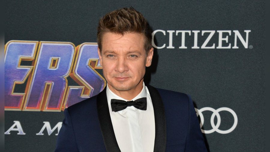 Jeremy Renner muss noch immer auf der Intensivstation liegen. (stk/spot)