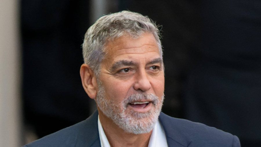 George Clooney trägt sein graues Haar mit gewissem Stolz seit vielen Jahren. (dr/spot)