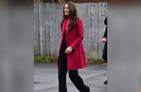 Prinzessin Kate wählte für ihre Wohltätigkeitarbeit einen fuchsiafarbenen Mantel. (aha/spot)