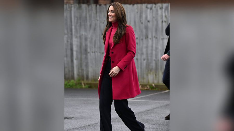 Prinzessin Kate wählte für ihre Wohltätigkeitarbeit einen fuchsiafarbenen Mantel. (aha/spot)