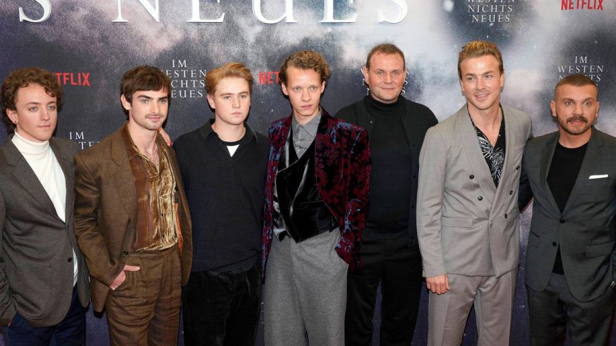 Der Cast bei der Premiere des Kinofilms "Im Westen nichts Neues" im September 2022 in Berlin. (jom/spot)