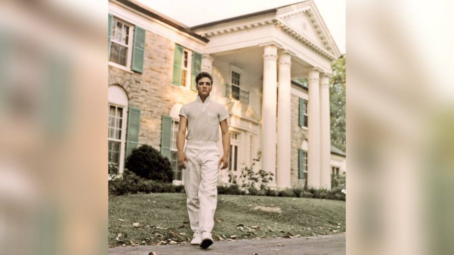 Elvis Presley im Jahr 1957 in Graceland wenige Monate nachdem er das Anwesen in Memphis erworben hatte. (dr/spot)