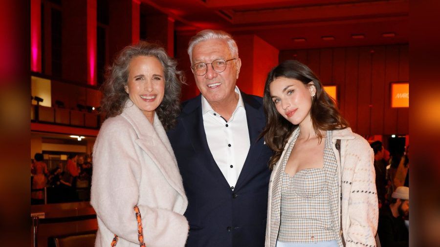 Andie MacDowell (l.) mit Tochter Rainey Qualley und Marc-Cain-Gründer Helmut Schlotterer (ves/spot)