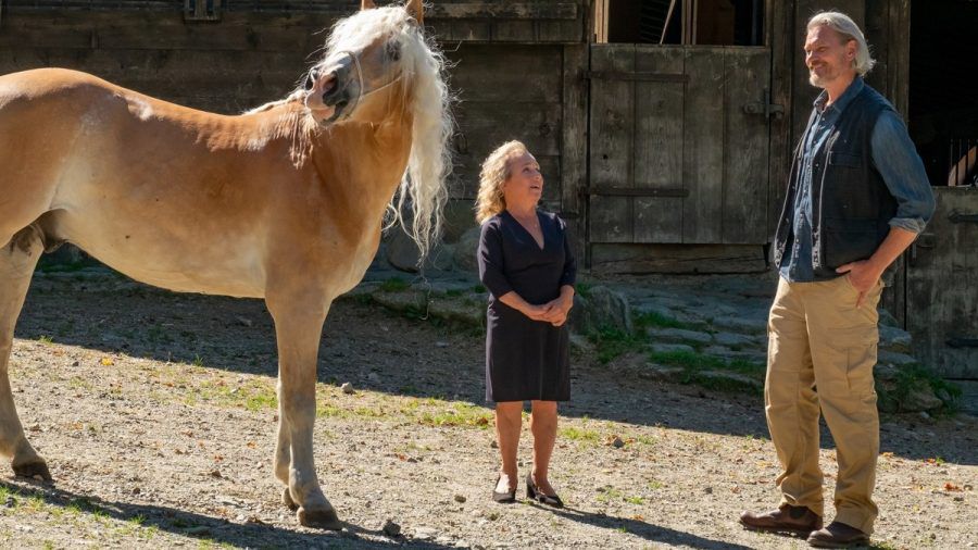 "Der Bergdoktor: Wer wir sind": Die anfänglichen Spannungen zwischen Andrea Hoffmann (ChrisTine Urspruch) und Wolfram Gessner (Götz Otto) haben sich gelegt. Dass die beiden etwas ganz Besonderes verbindet, ahnen sie aber noch nicht. (ili/spot)