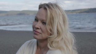 Pamela Anderson in der Doku "Pamela: Eine Liebesgeschichte". (wue/spot)