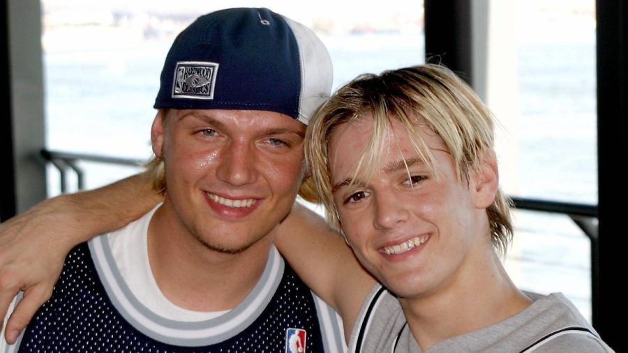 Backstreet-Boys-Mitglied Nick Carter soll für seinen tragisch verstorbenen Bruder Aaron (r.) einen Abschiedssong aufgenommen haben. (lau/spot)