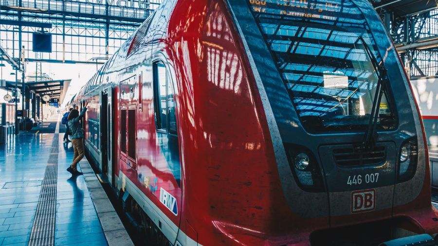 Pendler dürfen sich ab dem 1. Mai auf das 49-Euro-Ticket im ÖPNV freuen. (eee/spot)