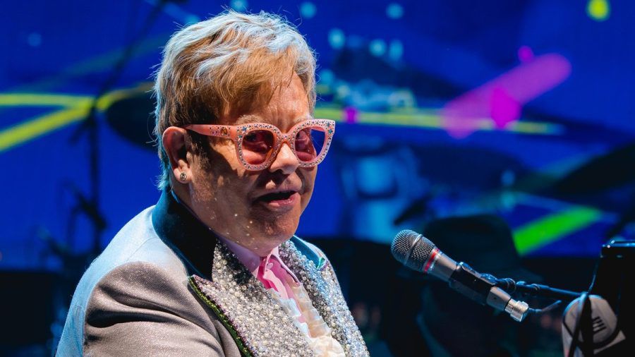 Elton John verabschiedet sich ausgiebig. (smi/spot)