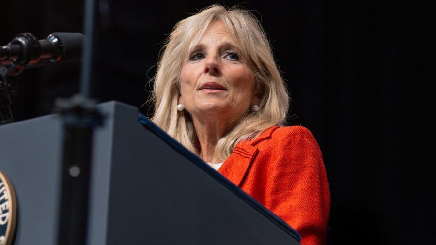 Eine Hautauffälligkeit über dem rechten Auge zwingt Jill Biden, die First Lady der USA, zu einer Gesichtsoperation. (jer/spot)