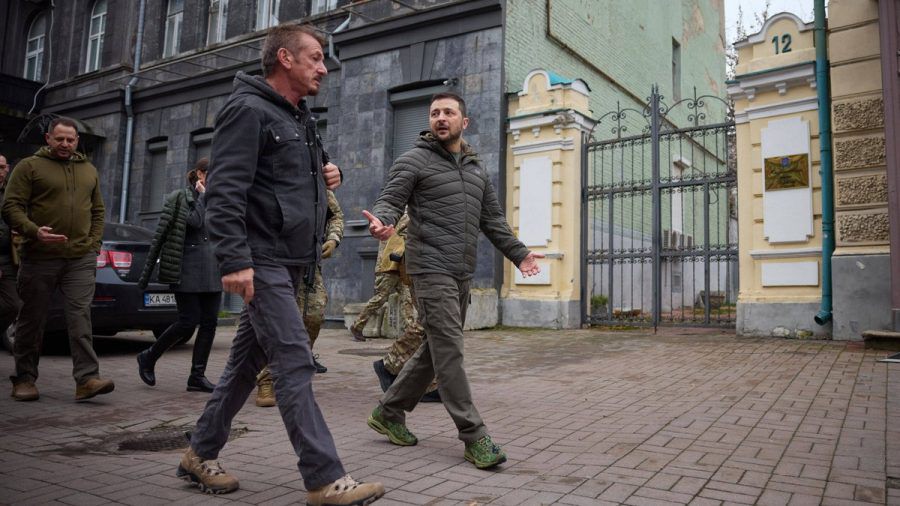 "Superpower" auf der Berlinale: Für die Doku traf US-Star Sean Penn (l.) den ukrainischen Präsidenten Wolodymyr Selenskyj. (ili/spot)