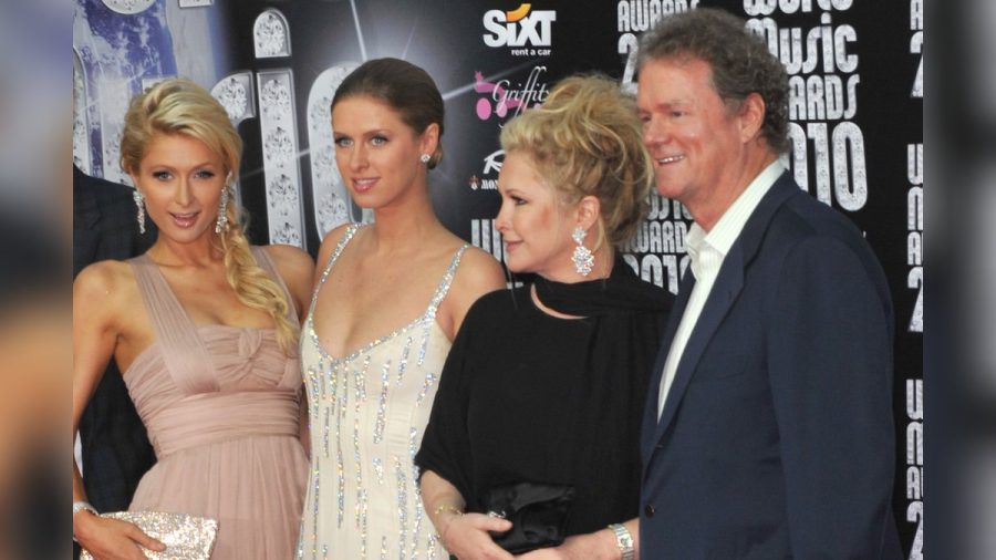 Paris Hilton mit Schwester Nicky Rothschild und ihren Eltern Kathy und Richard Hilton (v.l.) bei einer Veranstaltung. (eee/spot)
