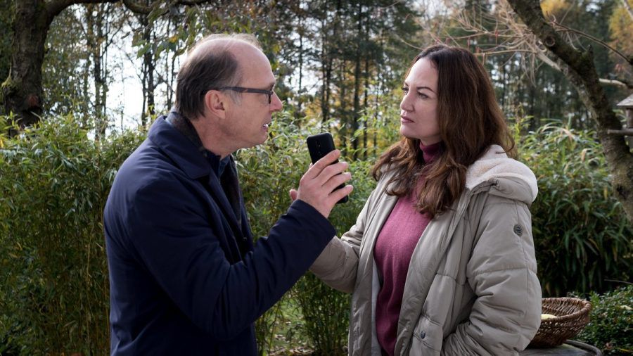 "Unter anderen Umständen: Dämonen": Arne Brauner (Martin Brambach) zeigt Jana Winter (Natalia Wörner) auf seinem Handy die Anrufe von Axel. (cg/spot)