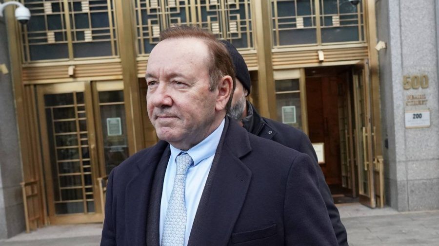 Kevin Spacey 2022 vor einem Gericht in New York (mia/spot)