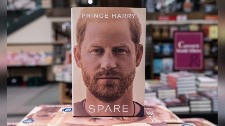 Prinz Harrys "Spare" (deutscher Titel "Reserve") hat sich schon am ersten Tag zum absoluten Bestseller gemausert (mia/spot)