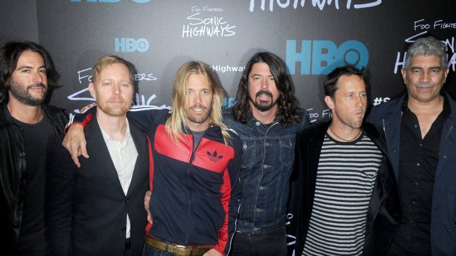 Die US-Band Foo Fighters, hier noch gemeinsam mit dem verstorbenen Drummer Taylor Hawkins (dritter von links). (sb/spot)