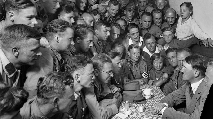 Die Doku "Hitlers Macht - Der Aufsteiger" zeigt unter anderem Schwarz-Weiß-Fotos wie dieses, mit dem der Führer-Kult von "Leibfotograf" Heinrich Hoffmann inszeniert wurde. (ili/spot)