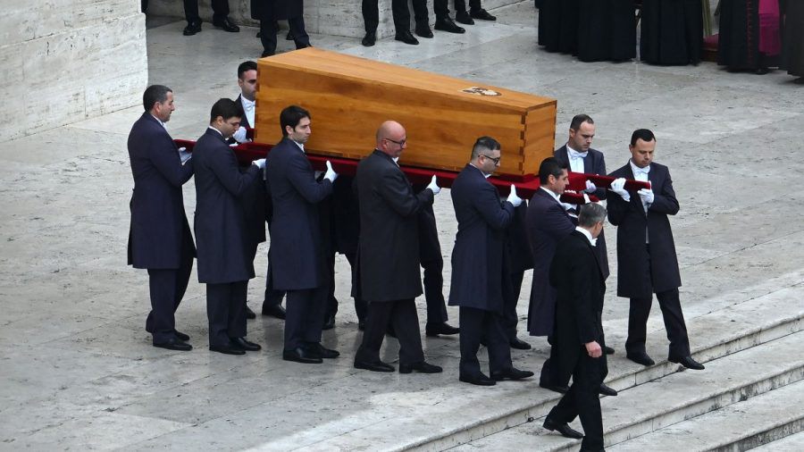 Die Trauerfeier für Benedikt XVI. hat in Rom begonnen. (hub/spot)