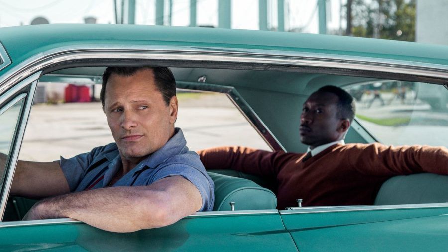 "Green Book - Eine besondere Freundschaft": Der gefeierte Pianist Dr. Donald Shirley (Mahershala Ali, r.) engagiert den Nachtklub-Türsteher Tony "Lip" Vallelonga (Viggo Mortensen) als Chauffeur. (cg/spot)