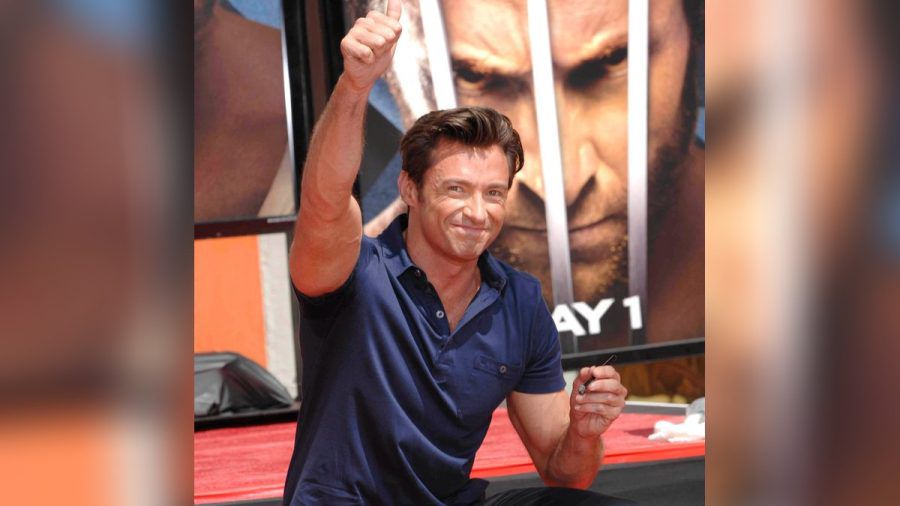 Hugh Jackman mit seinem übergroßen Alter Ego Wolverine. (smi/spot)
