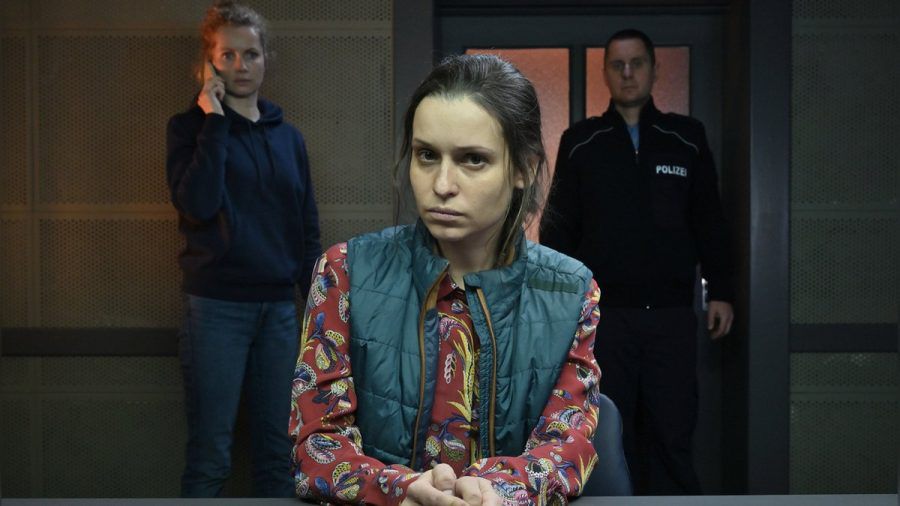 Nadine Teichmann (Kristin Suckow, vorne) wird auf dem Kommissariat von Leonie Winkler (Cornelia Gröschel) befragt. (ili/spot)