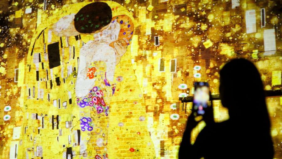 Gustav Klimts Werke sind von Weltrang - und bis April überlebensgroß auf einer immersiven Ausstellung zu betrachten. (elm/jmk/spot)
