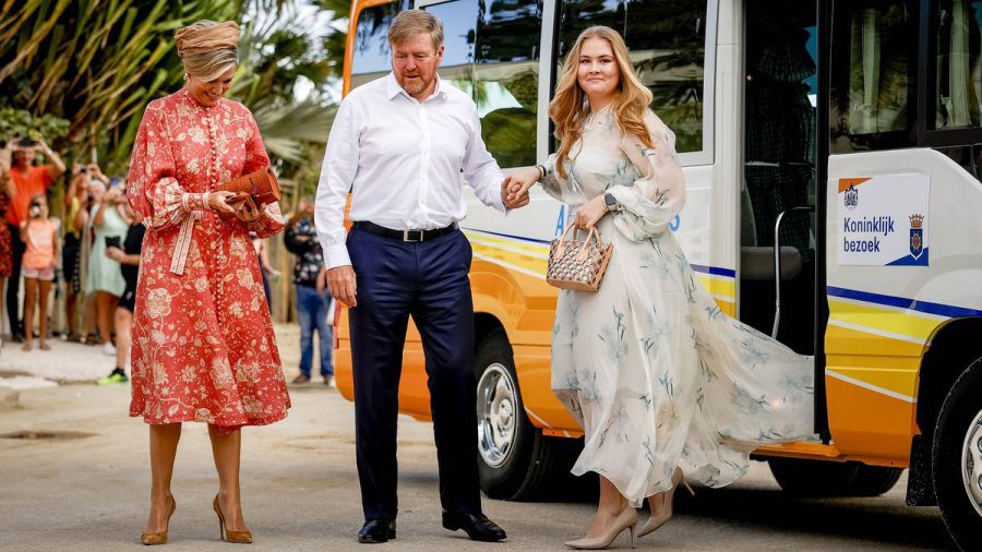 Willem-Alexander hilft seiner Frau Máxima und Tochter Amalia (re.) aus dem Bus. (eee/spot)