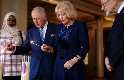 König Charles III. und Camilla zünden im Buckingham-Palast Kerzen für die Holocaust-Opfer an. (eee/spot)