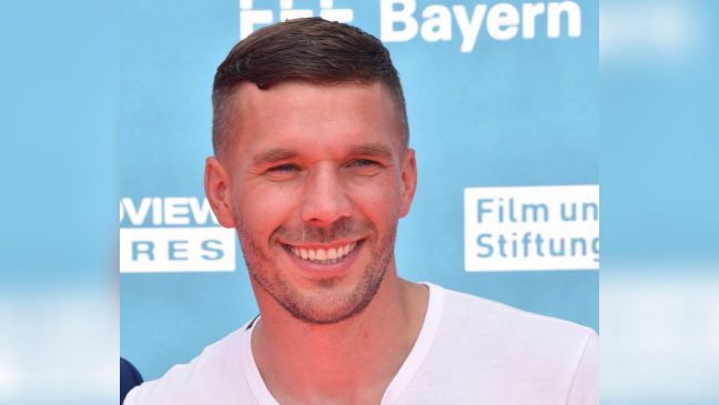 Lukas Podolski hat allen Grund zur Freude. (smi/spot)