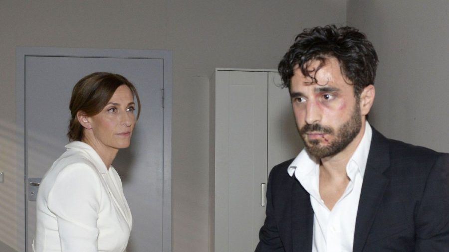 "GZSZ": Michi (r.) berichtet Yvonne und Tobias von seinem Match beim Online-Dating. (cg/spot)