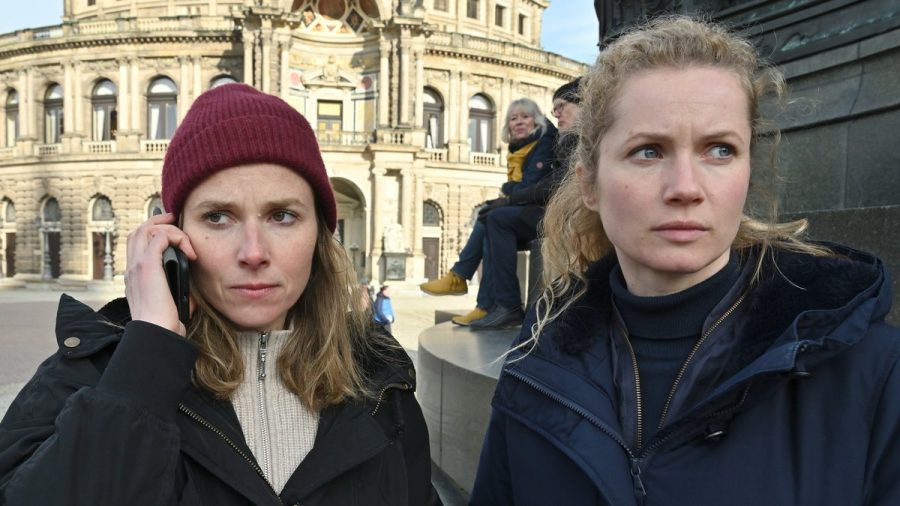 "Tatort: Totes Herz": Karin Gorniak (Karin Hanczewski) und Leonie Winkler (Cornelia Gröschel) finden das Handy einer Verdächtigen. (ili/spot)