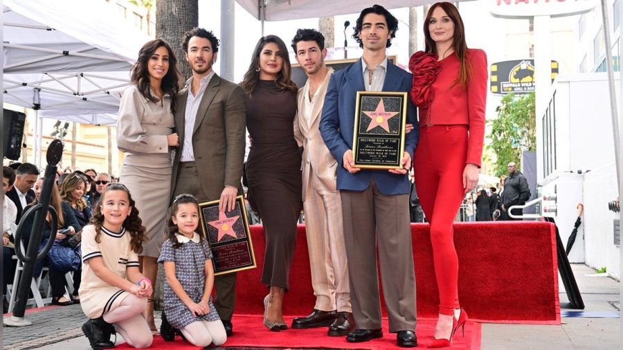 Band of Brothers: Kevin, Nick und Joe Jonas (v.l.) mit ihren Ehefrauen. (smi/spot)