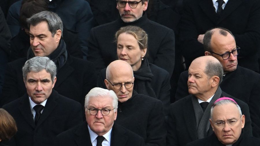Deutsche Spitzenpolitiker wohnen der Trauerzeremonie von Benedikt XVI. im Vatikan bei, darunter Bundeskanzler Olaf Scholz (rechts Mitte), Bundespräsident Frank-Walter Steinmeier (unten Mitte) sowie CDU-Chef Friedrich Merz (rechts oben) und CSU-Chef Markus Söder (links oben). (jer/spot)