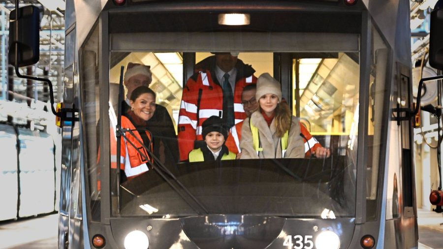 Victoria von Schweden (l.) mit ihren Kindern Estelle (r.) und Oscar vor wenigen Tagen beim Stockholmer Nahverkehrszentrum in Ulvsunda. (ili/spot)