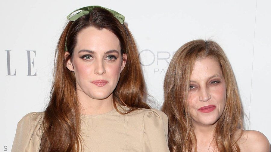 Riley Keough (l.) machte ihre inzwischen verstorbene Mutter Lisa Marie Presley noch zur Großmutter. (ili/spot)