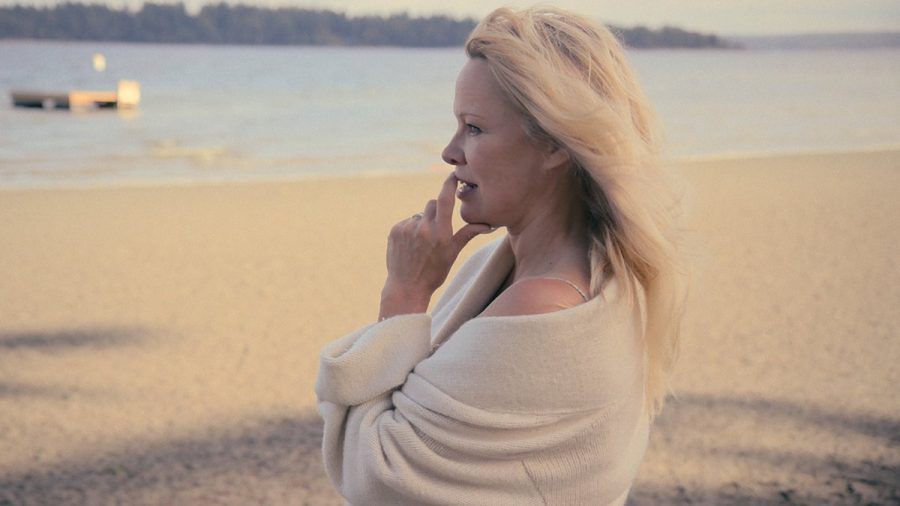 Pamela Anderson in "Pamela: Eine Liebesgeschichte". (mia/spot)