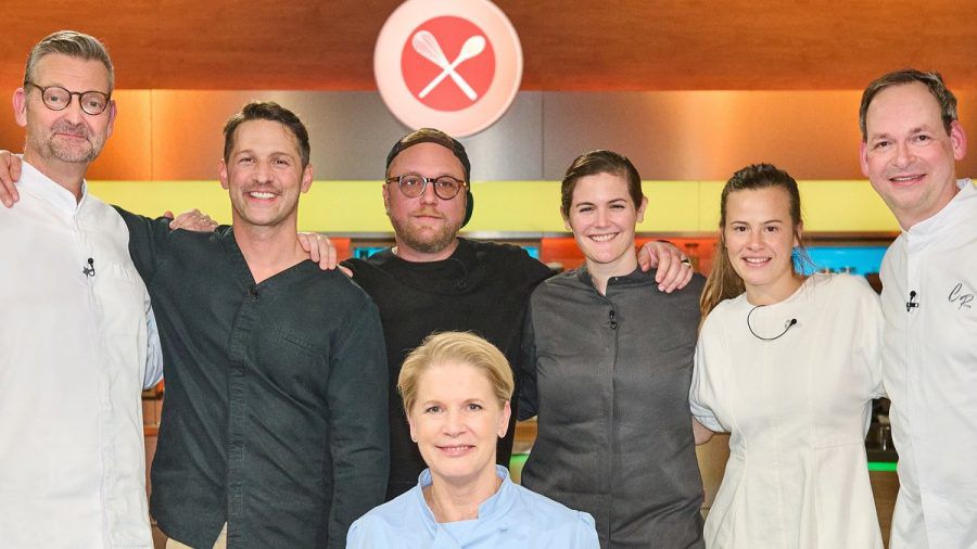 Anlässlich von 15 Jahren "Die Küchenschlacht" gibt es drei Jubiläumsfolgen. Die erste läuft am 16. Januar mit Cornelia Poletto (vorn). Dabei sind, von links nach rechts, Thomas Martin, Alexander Kumptner, Max Strohe, Viktoria Fuchs, Milena Broger und Christoph Rüffer. (jer/spot)