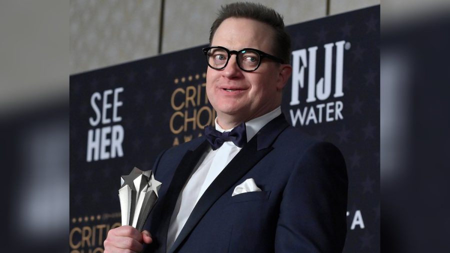 Brendan Fraser mit seinem Critics Choice Award. (smi/spot)