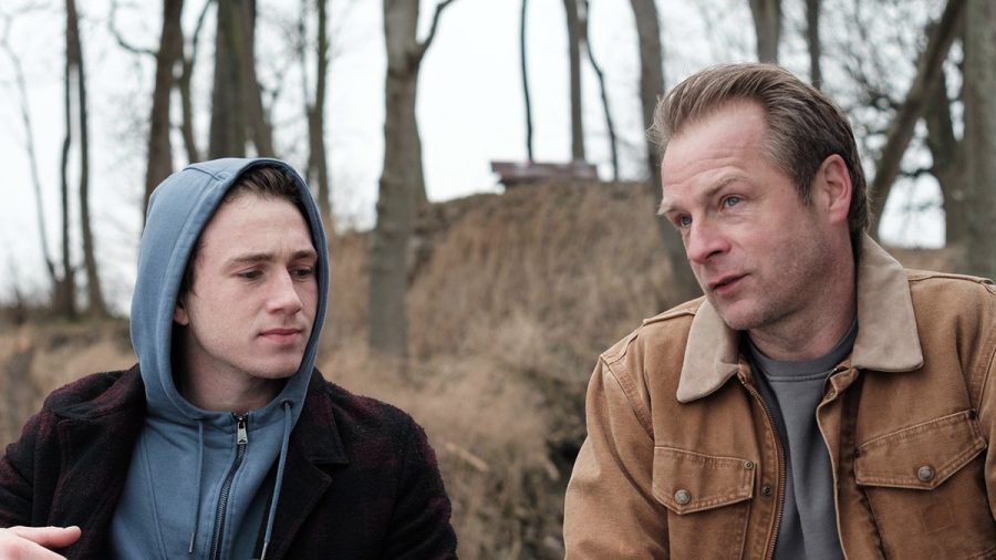 "Nord bei Nordwest: Natalja": Ben Soljenko (Justus Johanssen, l.) vertraut sich Hauke Jacobs (Hinnerk Schönemann) an. (cg/spot)