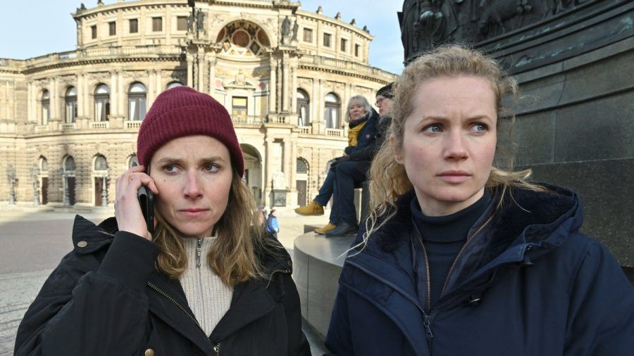 "Tatort: Totes Herz": Karin Gorniak (Karin Hanczewski) und Leonie Winkler (Cornelia Gröschel) finden das Handy einer Verdächtigen. (cg/spot)