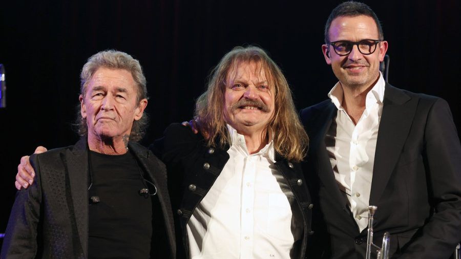 Leslie Mandoki (Mitte) feierte seinen 70. Geburtstag und mehr am 7. Januar im Künstlerhaus in München. Mit dabei waren unter anderem Peter Maffay (l.) und Till Brönner (r.). (jer/spot)