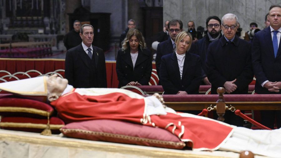 Giorgia Meloni am Sarg von Benedikt XVI. (smi/spot)