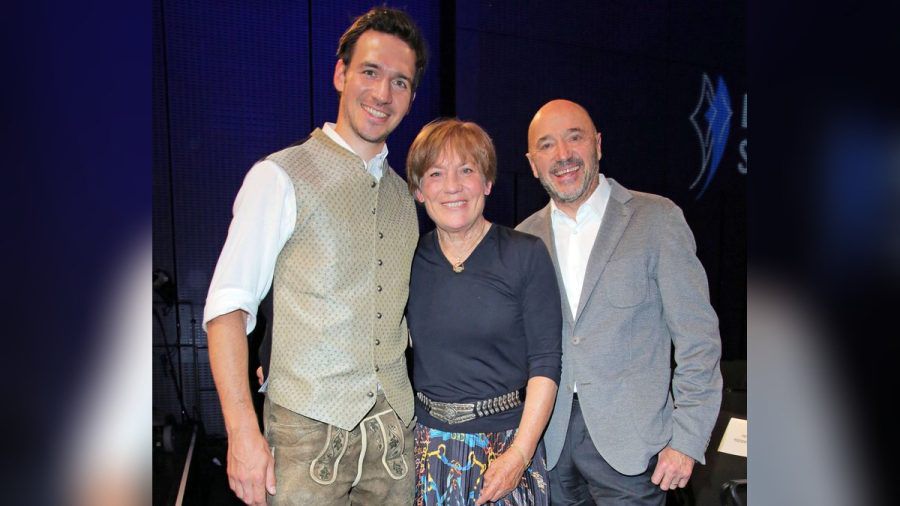 Felix Neureuther mit seinen Eltern Rosi Mittermaier und Christian Neureuther. (hub/spot)